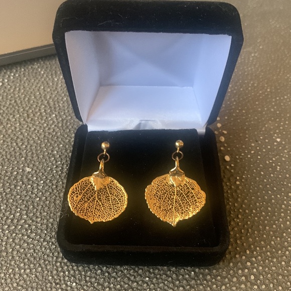 Jewelry - Vintage gold dipped leaf earrings
